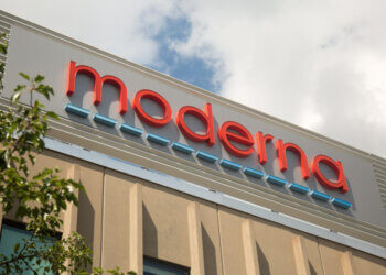 Sign with the word 'moderna' in red and blue letters on a building exterior.